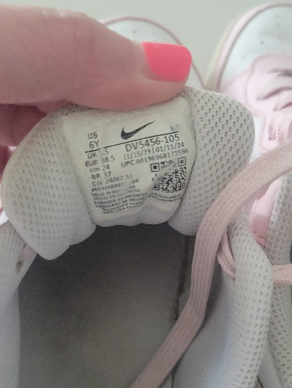Nike Women's Low-Top Sneakers in Pink and White